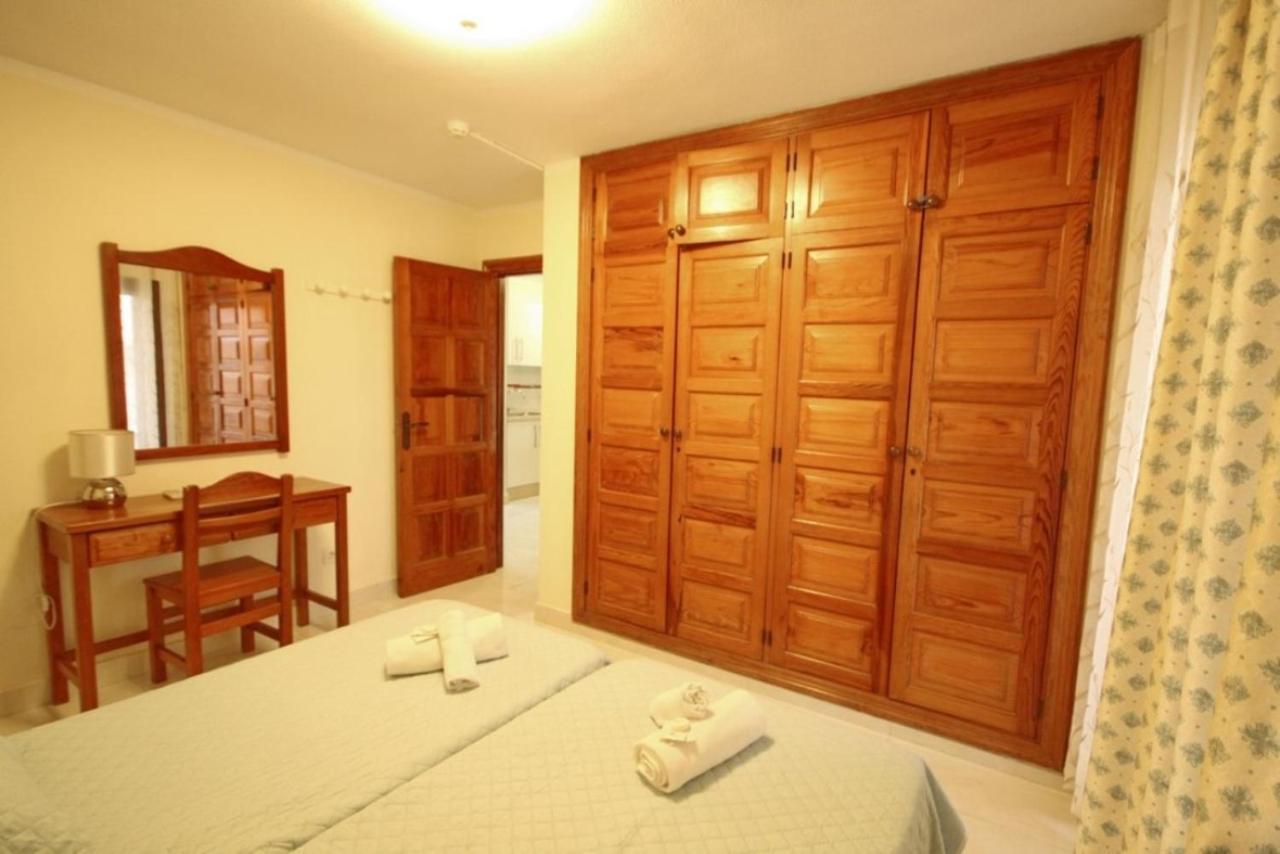 Two Bedroom Apartment In Beachfront Complex With Pool In Playa De Las Americas. Exterior foto