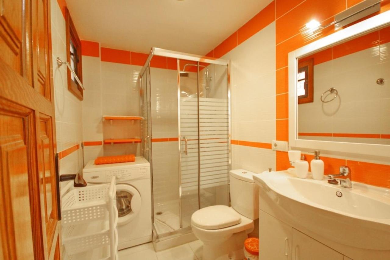 Two Bedroom Apartment In Beachfront Complex With Pool In Playa De Las Americas. Exterior foto